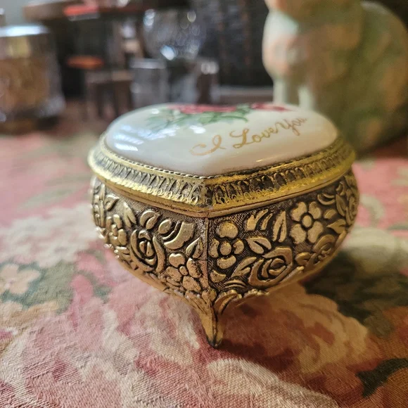 Vintage Sankyo Japan Heart-Shaped Trinket Music Box with Roses - Picture 4 of 8